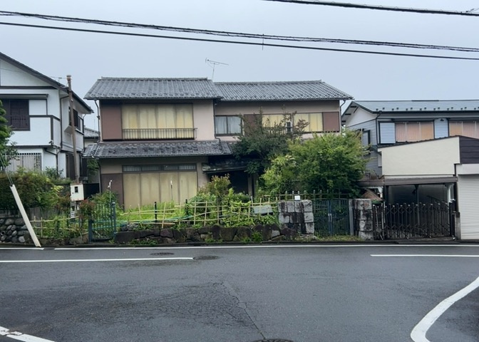 隣家の土地はどうなっているのか、生活利便施設が近くにあるのか、学校まで近いかなど、お客様のライフスタイルにあわせたイメージが重要です。また、近くにあると困る施設が近くにないかも確認するといいでしょう。