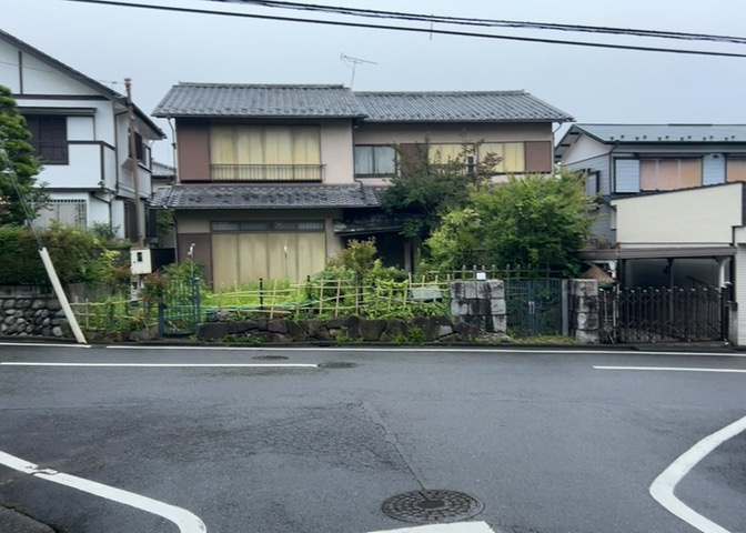 土地購入を検討されている場合、境界杭がない状態で購入してしまうと境界確定測量をする必要があり、費用がかかります。購入の前に、売主、隣土地所有者立ち合いのもと境界を確定し境界杭を設置するのがベストです。