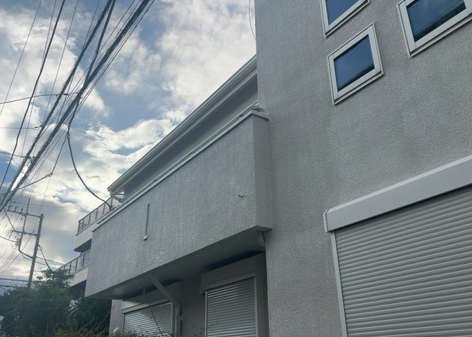 バルコニーは、室外の専用スペースのうち、「屋根がなく開放された空間」であるものを指します。ベランダより広いタイプのものが多く、日当たりもよいため家庭菜園などを楽しみたい人にとって適した環境となります。