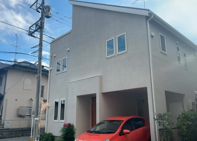 建物の基礎工事の方法は、主流となっているベタ基礎（防湿基礎）と布基礎の2種類に分類され、床下の通気性や耐久性などに違いがあります。建物の基礎部分の構造や付帯設備など詳細については現地でご確認ください。