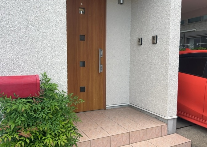 玄関ポーチにおいて最も重視すべきと言っても良いのが広さです。適切な広さの玄関ポーチでないと外見的なバランスは崩れてしまいますし、何より使いにくくなってしまいますので、現地で実際に下見をしてみましょう！