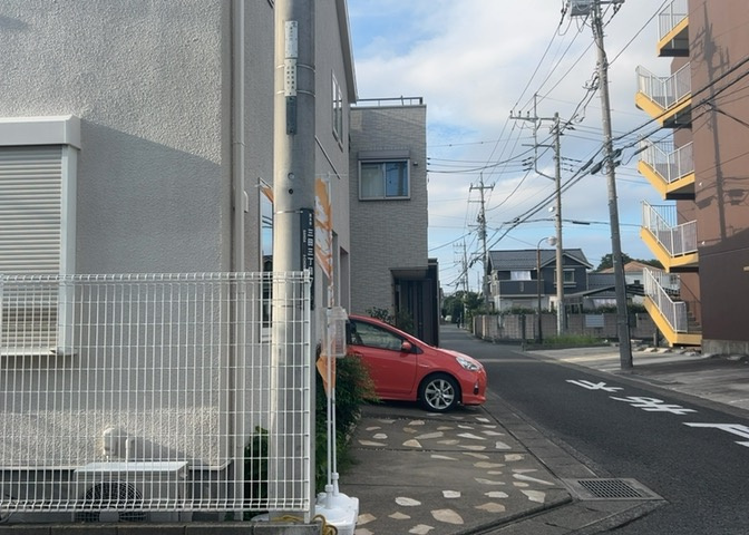南側道路の場合は長い時間光を入れ込むことができるため、庭やリビングを道路側に持ってくることが多く土地価格も高い傾向にあります。一方北側道路だとリビングや庭が南側になりプライバシーを守ることができます。