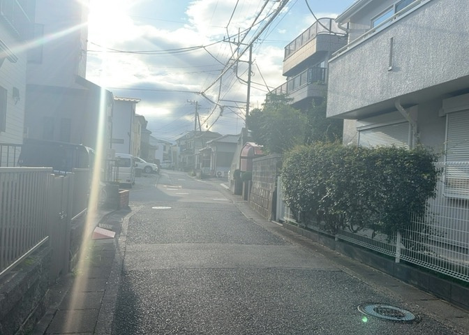 東側道路の場合は居室を南向きに設計しやすいため、朝日が入りやすいというメリットがあります。一方、西側道路も東側同様に居室を南向きに設計しやすいのですが、住宅地だと朝日が入りにくいという弱点があります。