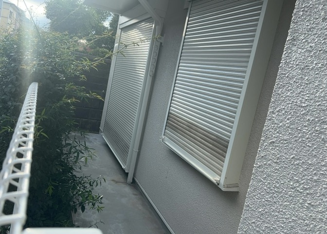 庭のある家に住むことのメリットとして、子どもたちの遊び場を確保できること、ガーデニングや家庭菜園を楽しめること、明るさを確保できることがあります。また、配置を工夫することでプライバシーが確保できます。