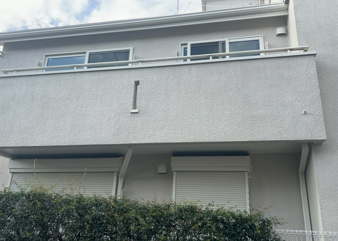 バルコニーは、建物内から室外へ楽に出入りできる便利なスペースです。また、バルコニーには手すりを付けることが義務付けられており、手すりの高さは110cm以上で施工することが建築基準法で定められています。