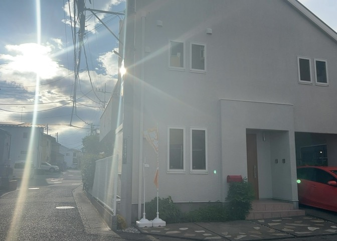 住宅用の土地では前面道路に2m以上接していなければならないと法律で定められています。しかし、お持ちの車のサイズやライフスタイルなどにより、2mでは利便が悪い場合もございますので、事前に確認しましょう。