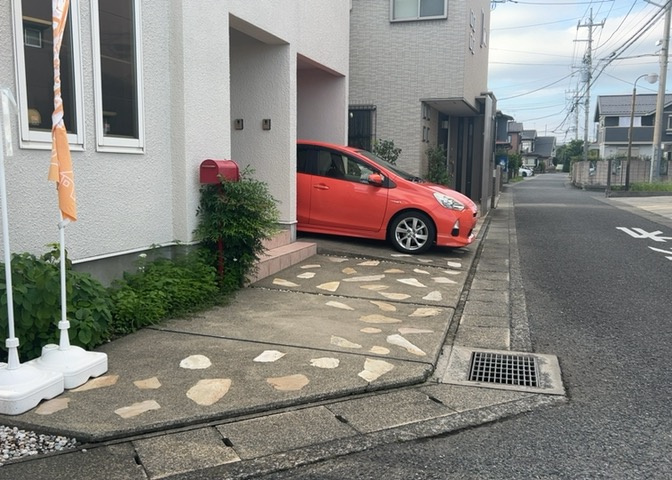 駐車場と明記されていても、最小スペースでつくられた駐車場だと大型車は駐車できなかったり、出入りしにくくなったりする可能性があります。お車のサイズと購入したい物件の駐車場のサイズを現地で確認しましょう。