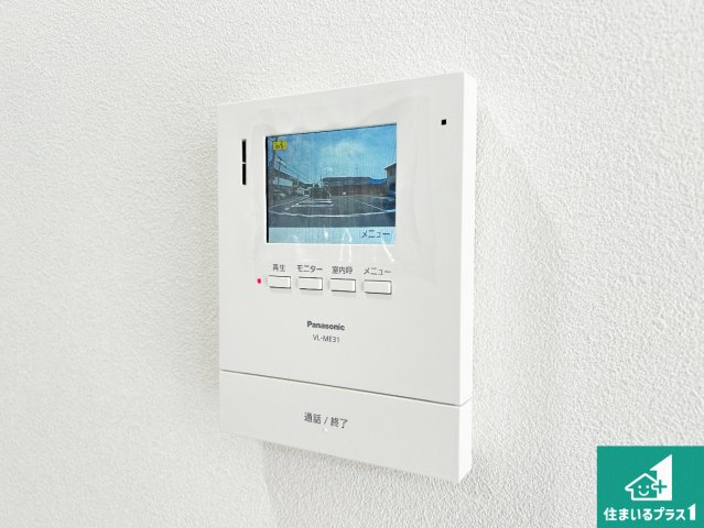 カラーモニターインターホン！声だけでなく来訪者の姿や顔がモニターで確認できるので、小さなお子様がいらっしゃるご家庭でも安心できます！