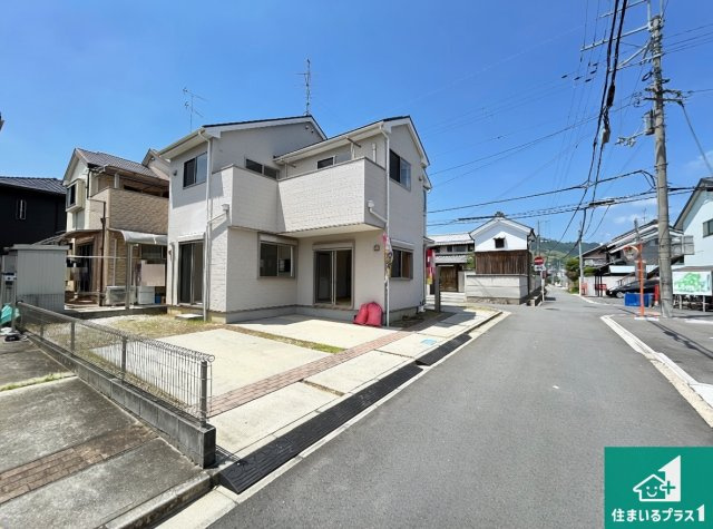 周辺は閑静な住宅街！前面道路広々で車の出し入れも便利です。駐車が苦手な方でも安心して車庫入れできます！