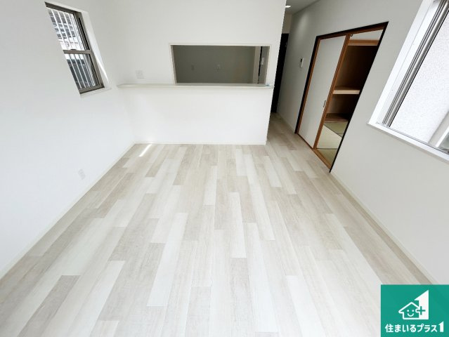 日当たり良好の明るいリビングで朝の目覚めもスッキリできそう！対面キッチンでご家族のコミュニケーションも自然と増える設計！小さなお子様が遊ぶスペースを作っても広々とくつろげるLDK！