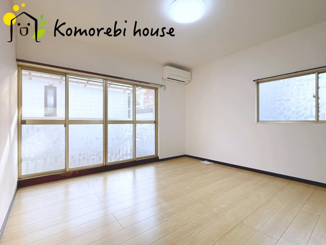 寝室にはゆとりのある広さがあり、大きめのベッドも余裕をもって配置できます。　実際に内覧いただければ、サイズ感もよりイメージしやすいと思います。採寸もその場でご協力いたしますので、ぜひお確かめください。