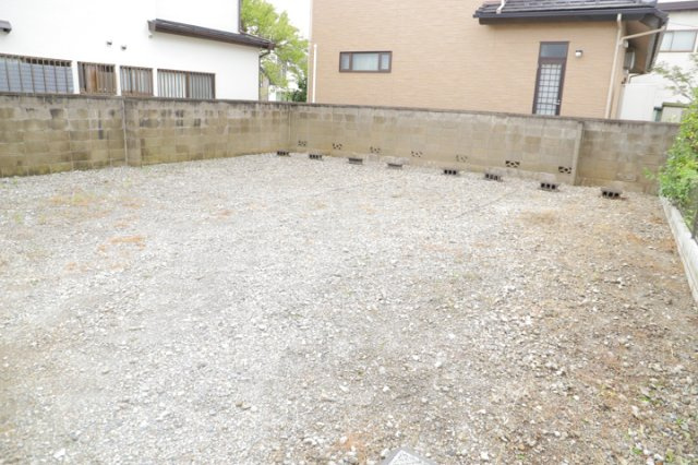 現地に行くなら、物件の周囲の地形がどうなっているかを見ることも大切です。周辺より低くなっている土地では、大雨などで水が集まりやすいため、地盤が弱くなっているということも考えられるため、注意が必要です。