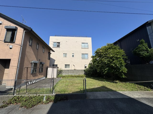 道路との高低差もなく陽当りもよい駐車場です