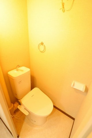温水洗浄暖房便座を採用し、快適性と清潔感に配慮したトイレ。毎日使う場所だからこそ、使い心地の良さが暮らしの満足度を高めます。