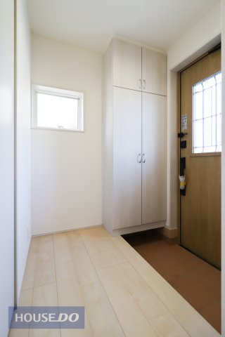【玄関】ゆったりと明るい玄関がご家族や来客をお出迎え。機能的な大型シューズボックスは長物もしっかりと収納できます。