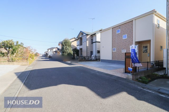 【前面道路】駐車や切り返しも楽々6ｍ道路です♪周辺環境は大切な要素ですので、道幅や駐車など、現地でしっかりとご説明させていただきます。