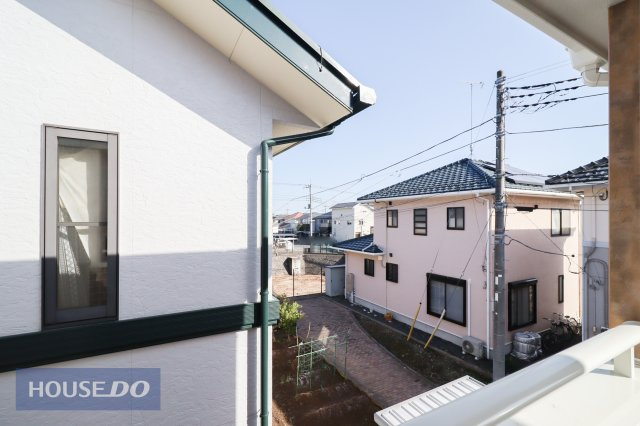 【建物からの眺望】バルコニーからの景色。十分な間隔が確保されております。
