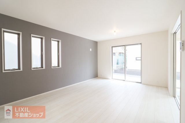 【リビング】現地完成写真。　広々としたリビングは窓からたくさんの光を取り入れてくれます。家族が集まる空間ですから明るさと、暖かさは大切です。広さがありますので家具の配置もしやすいですね。