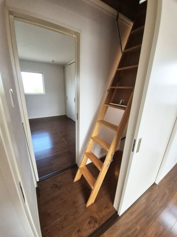 3階から屋根裏収納へ
