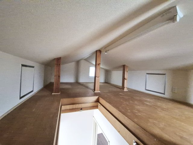 屋根裏収納、ゆとりある広さで季節物の入れ替えに対応できます