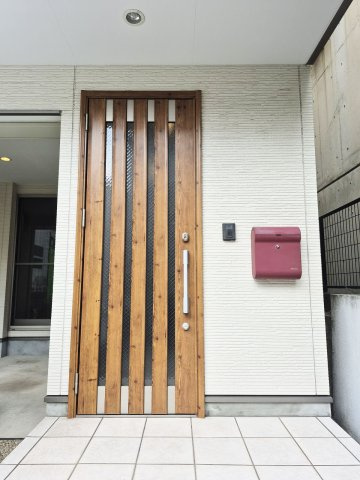 玄関ドア、採光も取れるデザインにつき、室内にも明かりがさします♪