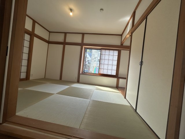 畳の香りや障子を通して入る光が心を落ち着かせてくれるリラックス効果があります。