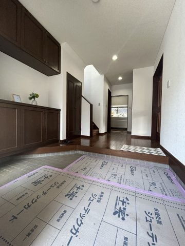 インテリアを飾れるスペースがある玄関です。