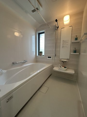 小窓付きで湯気や入浴後の湿気だけでなく、排水溝や浴室特有の匂いも自然換気で軽減できます。