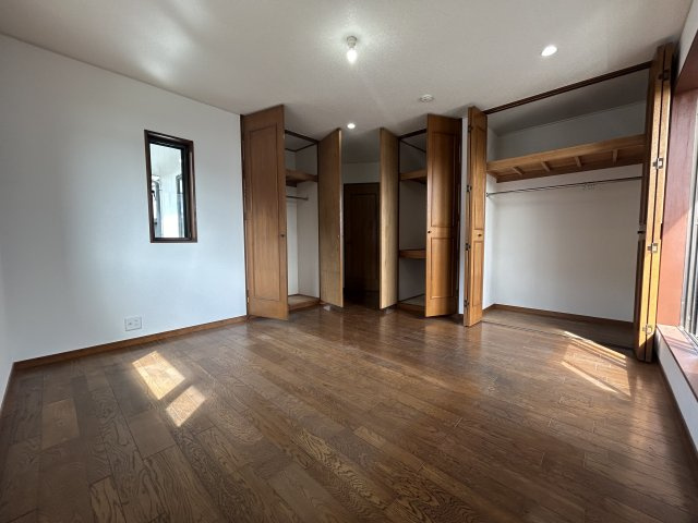 収納が多くお部屋も広々とした洋室です。（約9.3帖）