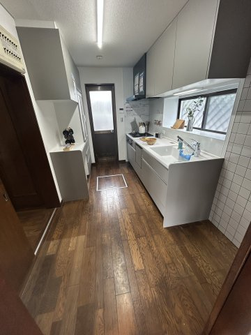 勝手口と小窓付きで熱や匂いがこもらないキッチン