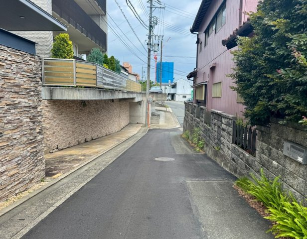 前面道路を南側から北向きに撮影しました。