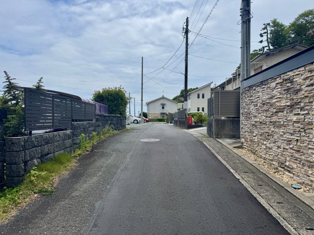 前面道路を北側から南向きに撮影しました。