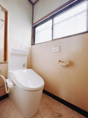 ■トイレ｜シャワー付きトイレを完備。自然光が入る落ち着いた空間です。ついつい長居してしまいますね♪