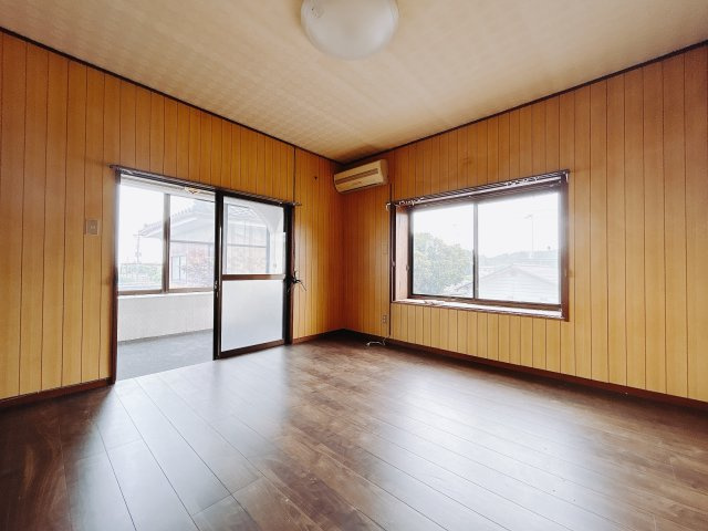 ■洋室｜ナチュラルカラーの床です。模様替えなどとても楽しく工夫できます♪陽当たり、風通しもとても良いので毎日快適な生活スタートです！