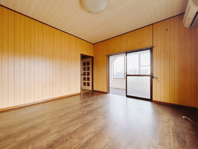 ■洋室｜ほっと安らぐ落ち着いたナチュラルな色合い。ウッドの質感でお部屋も心もやさしいぬくもりに包まれます。明るい日差しが降り注ぐお部屋に、居心地の良さを感じます♪