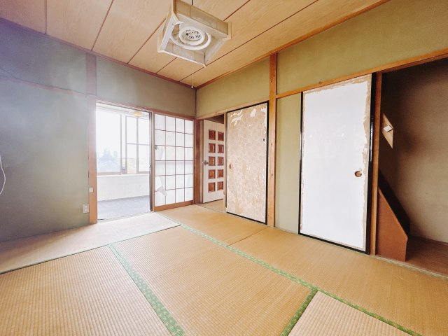■和室｜独立している和室なので1人の時間を充分に楽しめます。フローリングやソファーでは味わえない質感でリラックス効果もあります。