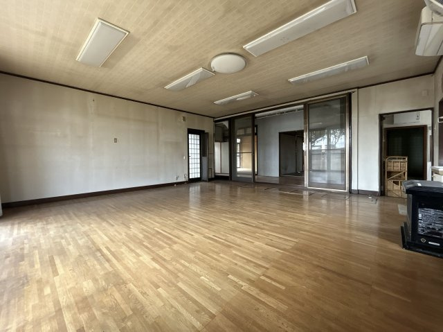 ■洋室｜日当たりもよく、風通しも良い空間です。お庭で遊ぶお子様の様子も見ることができ安心です♪