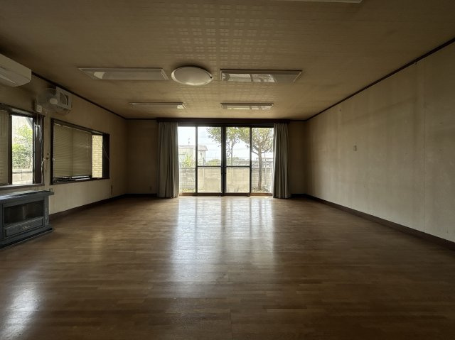 ■洋室｜賃貸と違って、テレビや音楽の音を気にしなくて良いことが嬉しいですね♪広ーい洋室はリビングとして活用できます(*＾＾*)