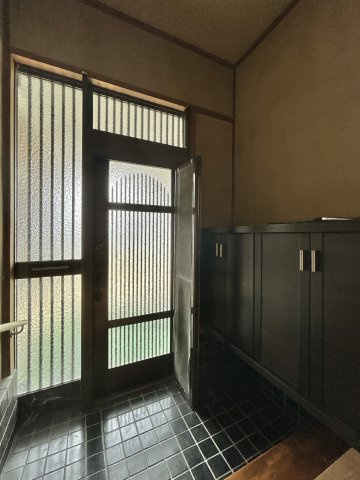 ■玄関｜毎日の「いってらっしゃい」や「お帰りなさい」を大切なご家族と過ごす玄関は〈使いやすさ〉を追求しております。玄関横の物入は急な来客時でもさっとお片付けできるスペースを確保しています。