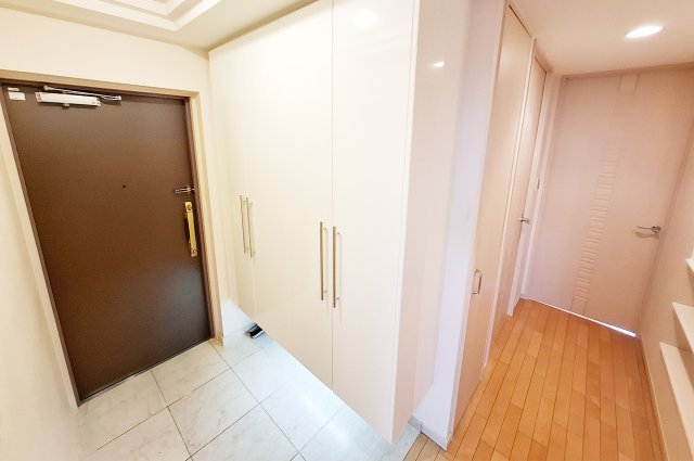 玄関：下駄箱付きで整理整頓しやすい玄関です。
