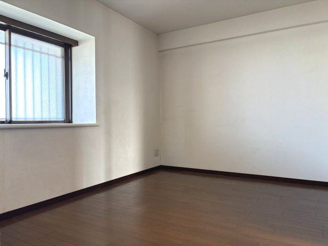 6.5帖の広さを確保した洋室は、家具配置もしやすい綺麗な間取り。出窓にはお気に入りの小物を飾ってインテリアを楽しめます。南側のリビングとは異なる落ち着いた空気感で、安眠を支える寝室として重宝します。