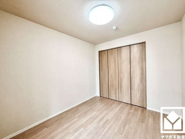 約5帖の南側洋室です。リビングに隣接する引き戸のお部屋で、一体利用も可能です。