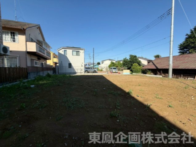 青空のもと、広々とした平坦な敷地
