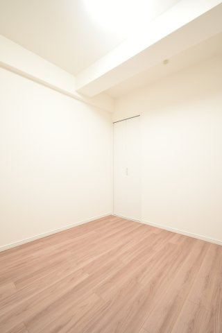 共用部側洋室です