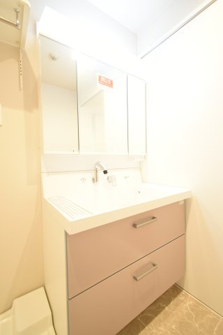 ヘアセットにも便利な収納付3面鏡の洗面台です♪間口は90ｃｍでバケツがすっぽり入るボウルですので様々なお掃除シーンで大活躍です♪