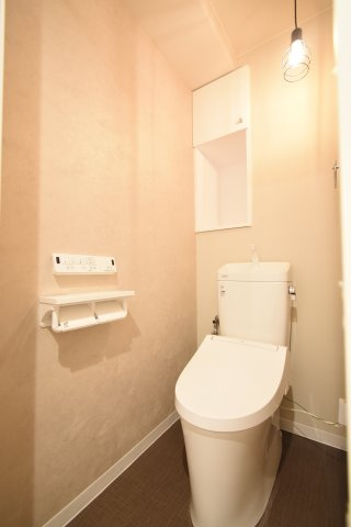 トイレは明るさの抑えたペンダントライトで落ち着いた雰囲気を演出♪フチの少ない形状で汚れのたまりにくいトイレを採用しております♪