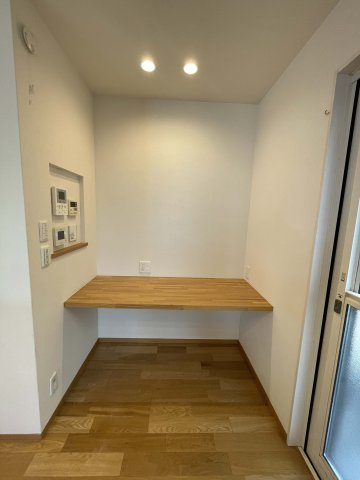 キッチン横の備え付けカウンター