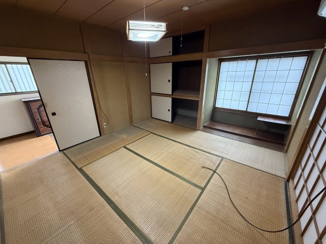 窓から明るい光が差し込む玄関。開口部が広く出入りもスムーズです。