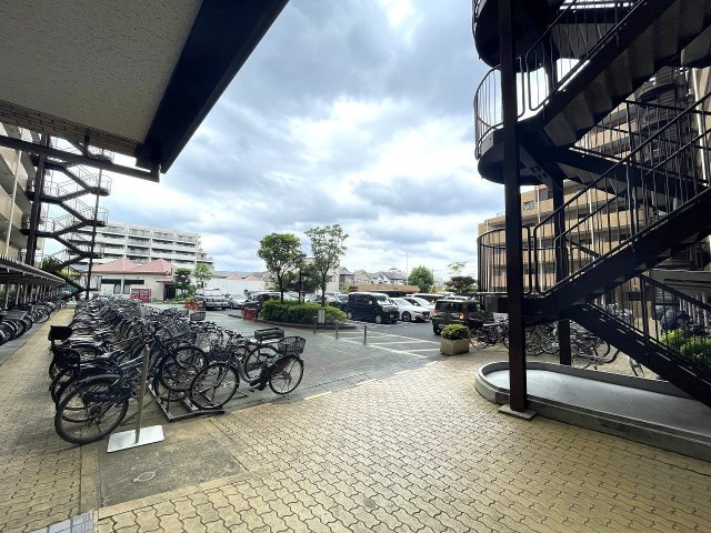 広々とした駐車場、駐輪場がございます
