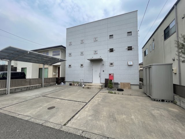 ゆとりある駐車スペースを確保しており、車種によっては3～4台駐車が可能です。ご家族で複数台のお車を所有されている方はもちろん、来客時にも安心して利用できます。日々のカーライフを快適にサポートします。